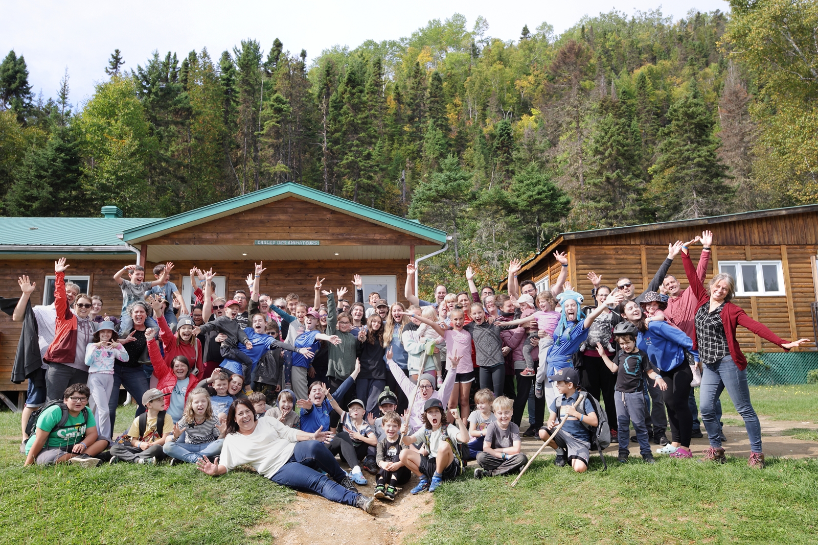 Une famille au complet, en action, au Village-Vacances Petit-Saguenay